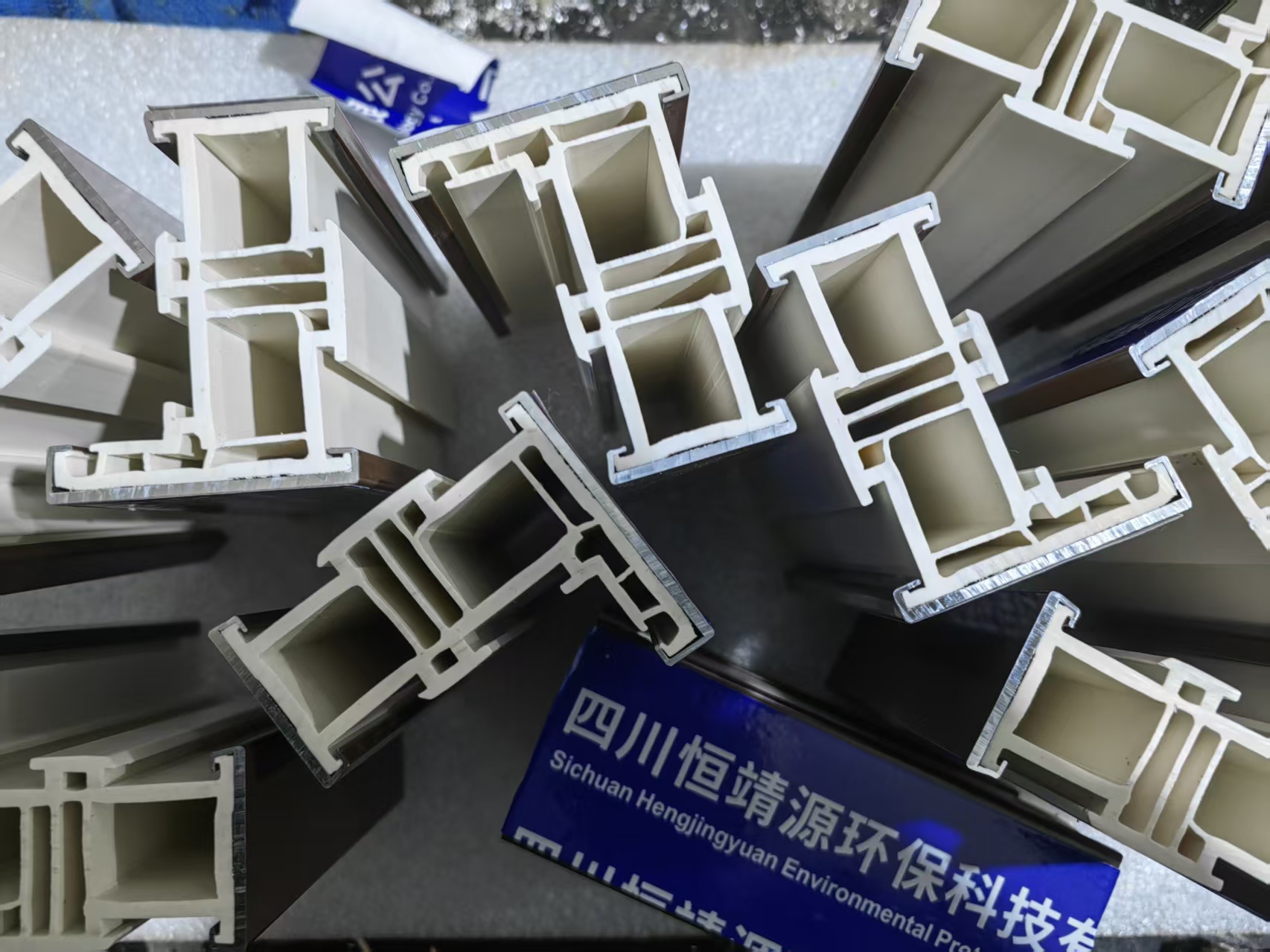 65系列多腔隔热铝塑铝复合门窗型材